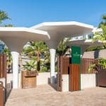 Pérgolas en entrada a hotel