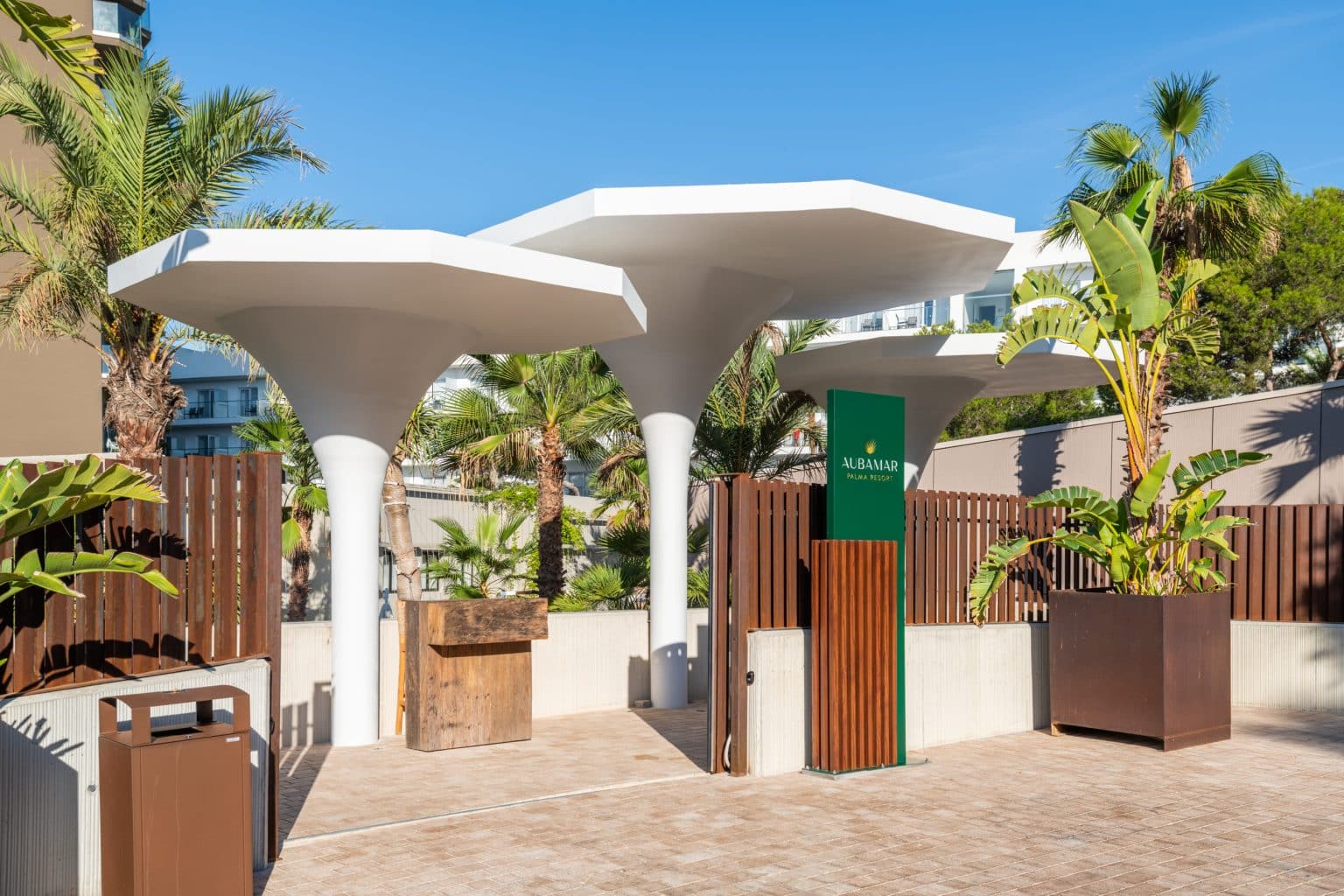 Pérgolas en entrada a hotel