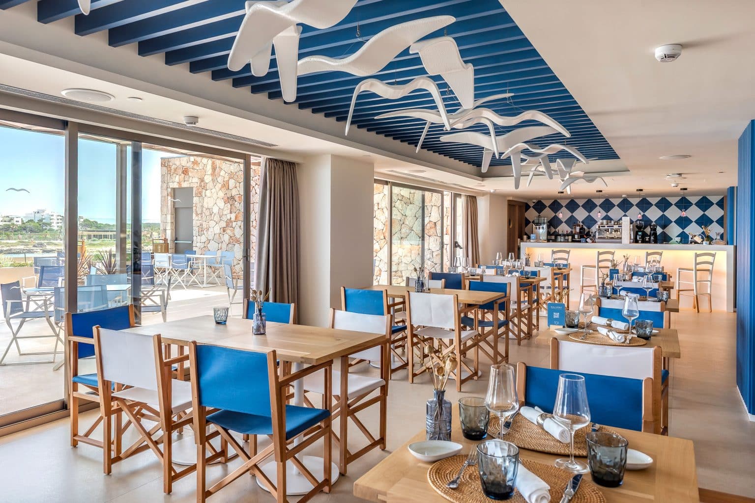 Gaviotas de porex colgando del techo restaurante